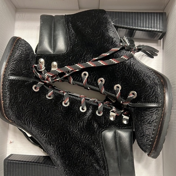 Sam Edelman Embossed Sondra Booties - Picture 4 of 11